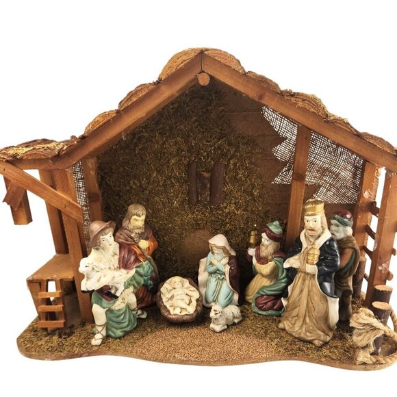 Large Nativity Christmas Holiday Set With 9 Figurines & Stable - Picture 2 of 16
